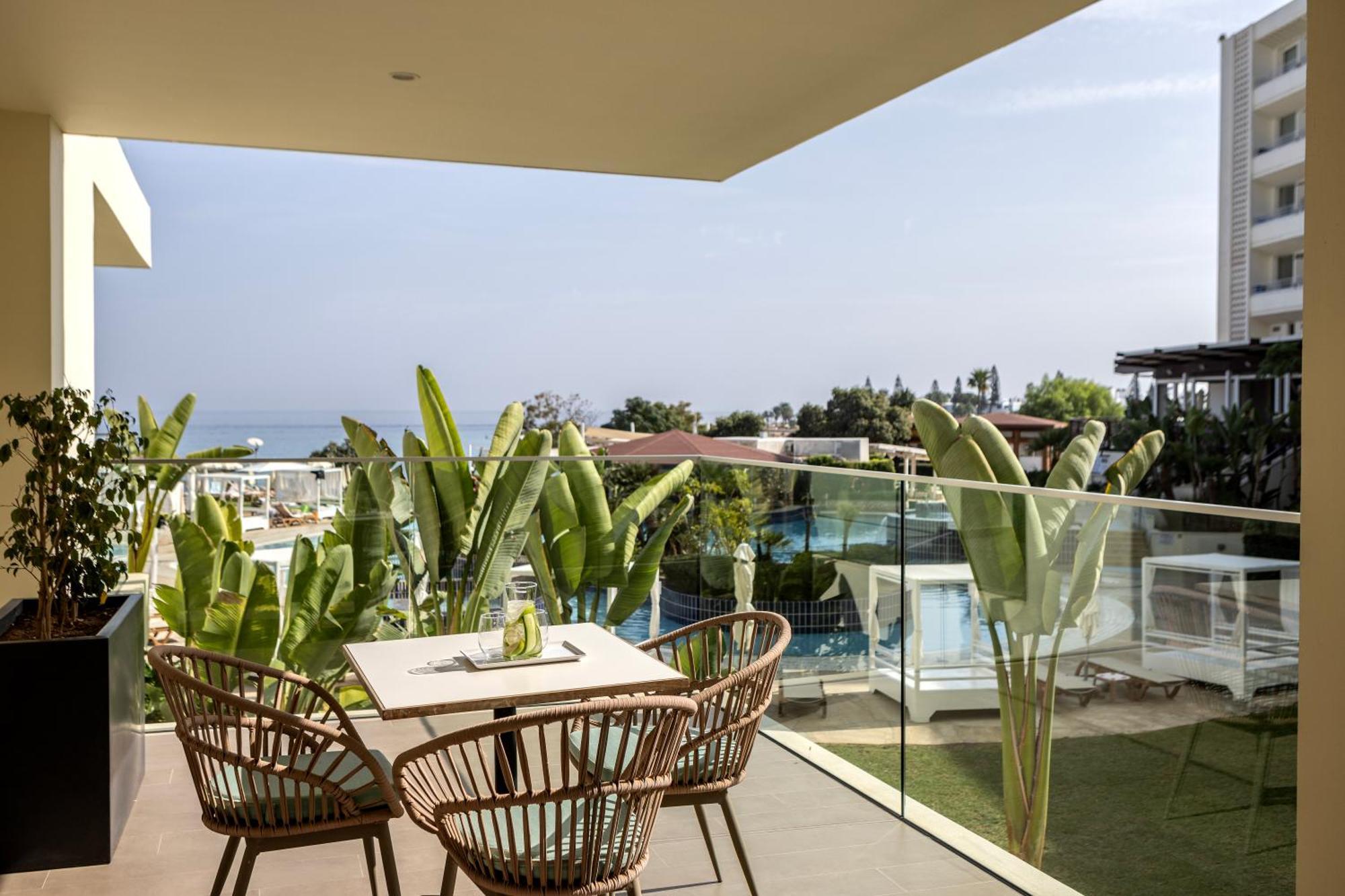 Capo Bay Hotel Protaras Exterior foto The view from the balcony of a suite at the hotel
