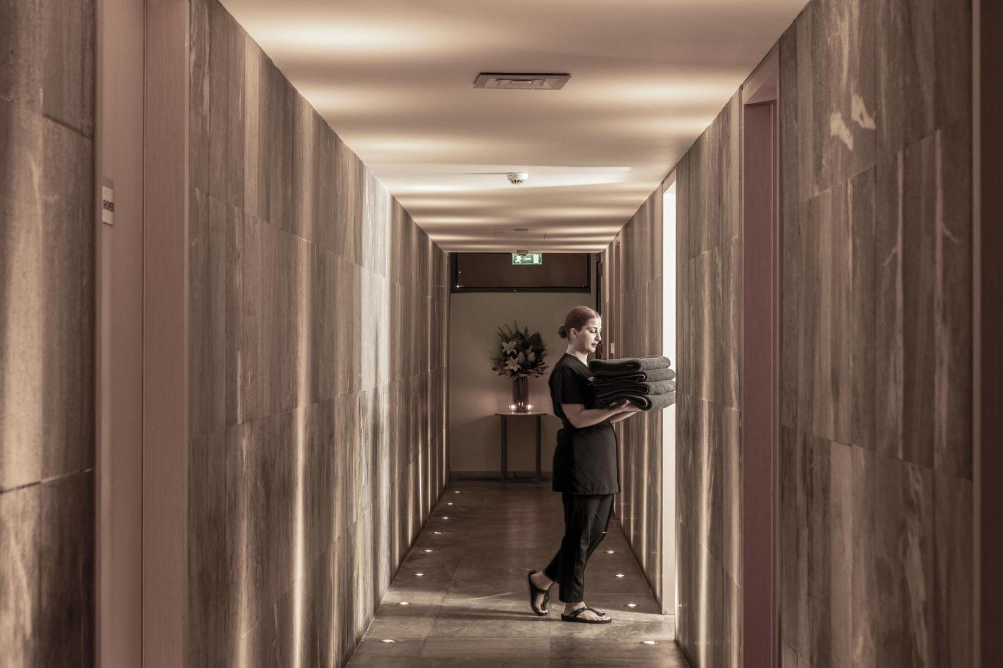 Capo Bay Hotel Protaras Exterior foto A hotel porter in London